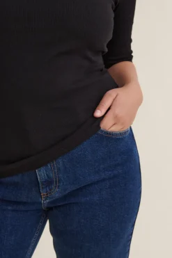 Ludmilla V-Neck