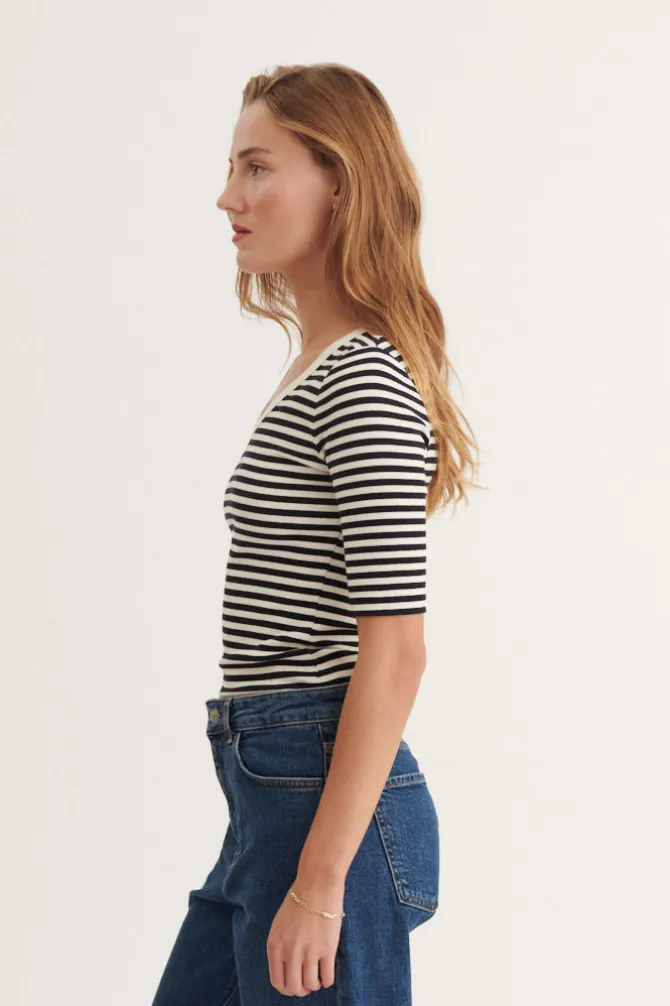 Ludmilla V-Neck